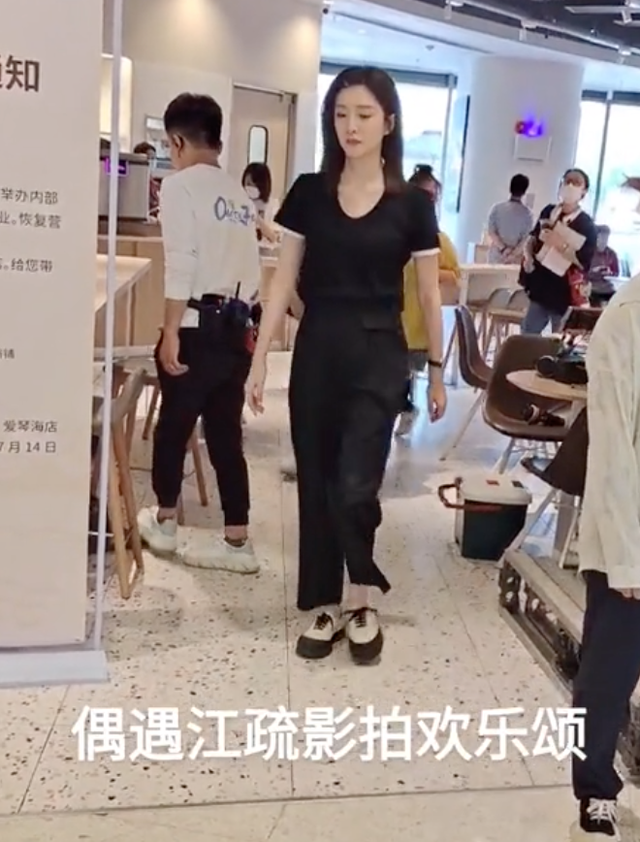 34岁江疏影拍戏被偶遇，手指路人怒斥别拍了，网友评论两极分化