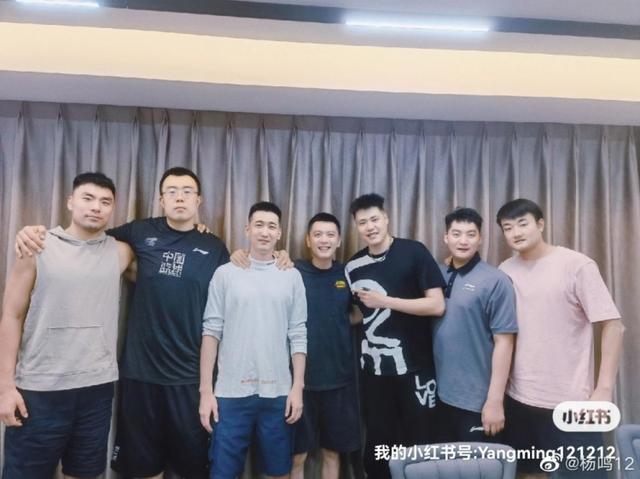 杨鸣晒与韩德君&刘志轩&贺天举等人合照：老兵不死 只是逐渐凋零