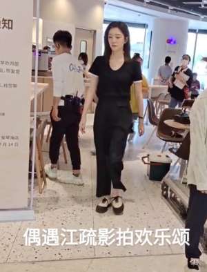 江疏影几岁(34岁江疏影拍戏被偶遇，手指路人怒斥别拍了，网友评论两极分化)