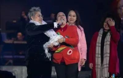 韩红的母亲雍西：女儿52岁仍未婚单身，让她纠结心痛