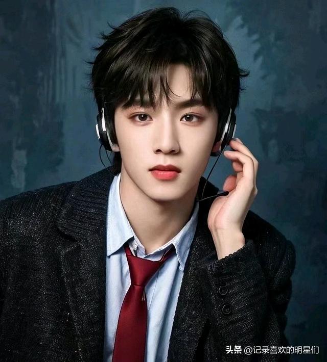 时代少年团里的刘耀文阳光帅气迷人十足哦！