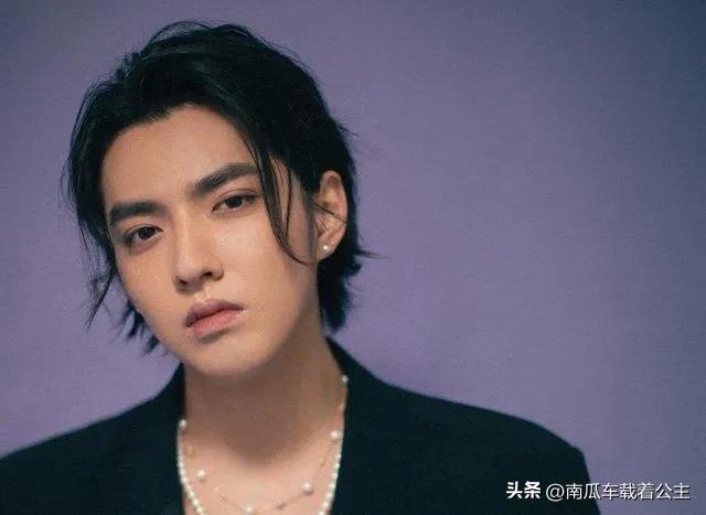 看吴亦凡曾经留长发,还戴珍珠项链和珍珠吊坠,估计有人看了想打