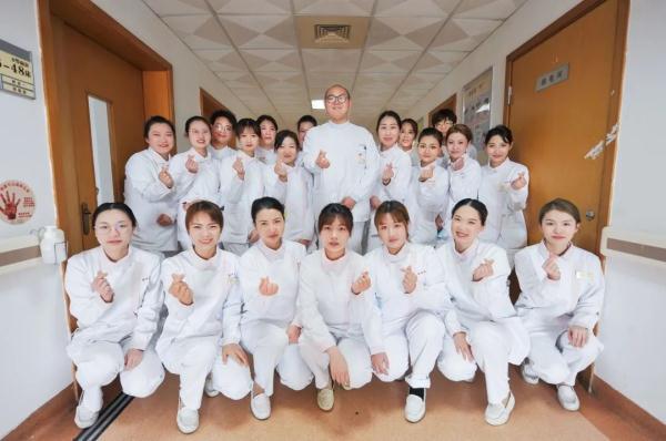 妻子是空姐，他是“猛男”护士长，“从未动摇，我喜欢护理工作！”