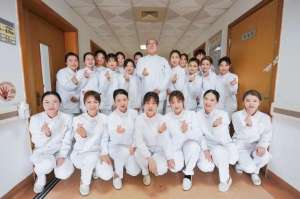 午夜影吧(妻子是空姐,他是“猛男”护士长,“从未动摇,我喜欢护理工作”)