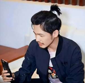 胡碴(娱乐圈5个扎男”，别人留胡子邋遢，他们满脸胡碴反而更有味道)