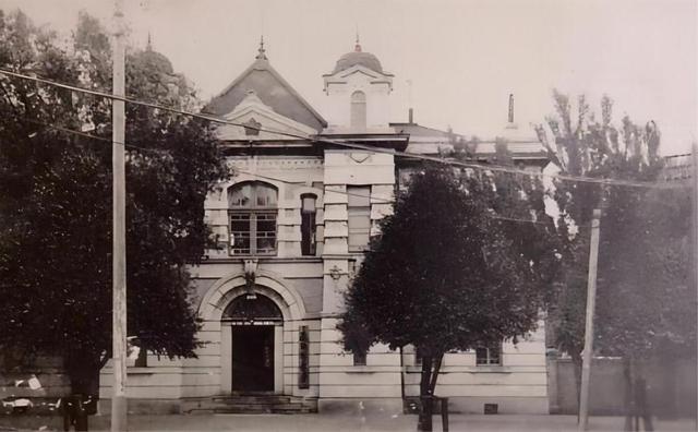 1936年,让日本人闻风丧胆的斧头帮帮主,却被结义兄弟设计杀害