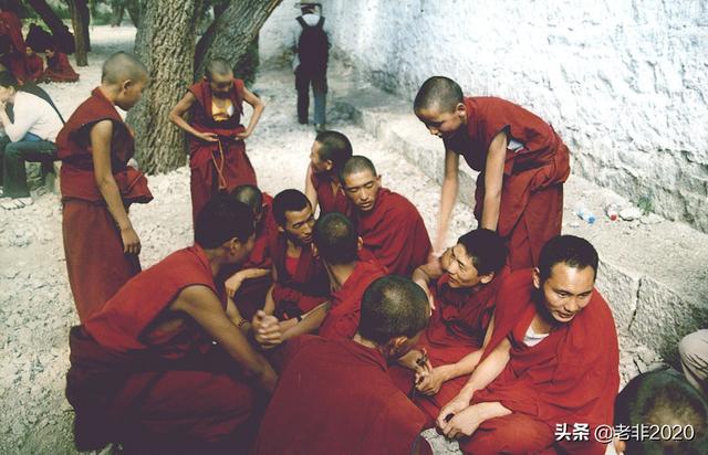 拉萨色拉寺的小扎巴伤心地说：我要被铁棒喇嘛罚去背石头了