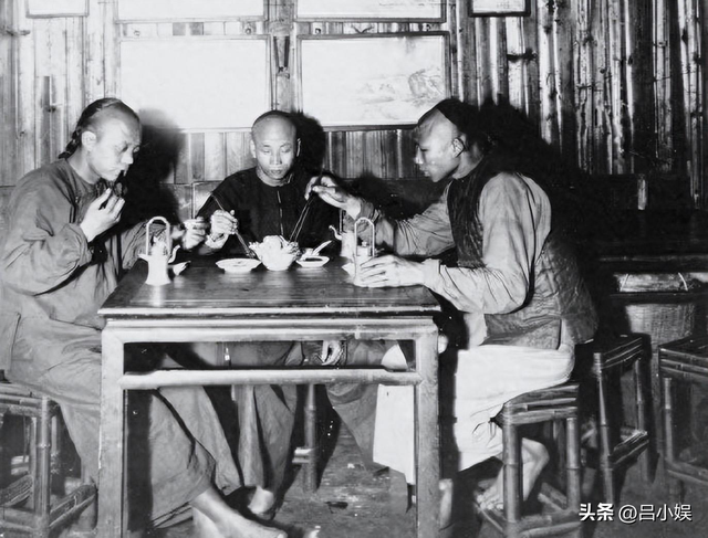 罕见照片：日本女人竟如此开放大胆，女学生脱光衣服全身赤裸上课