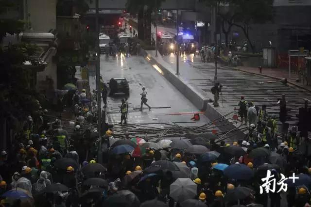 港警鸣枪示警！出动水炮车！直击香港荃湾暴乱