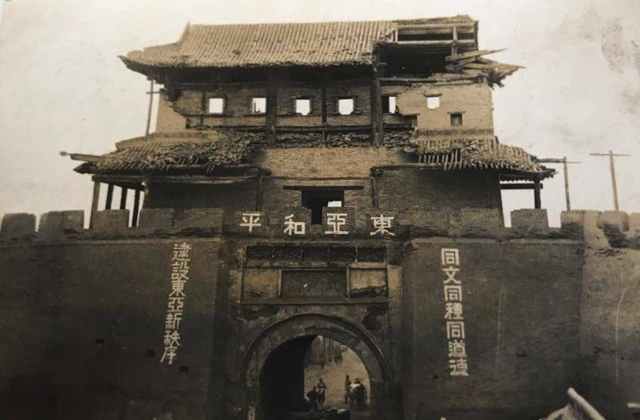 侵华日军残酷暴行，女子为活命脱下衣服让日本人拍摄，侮辱至死