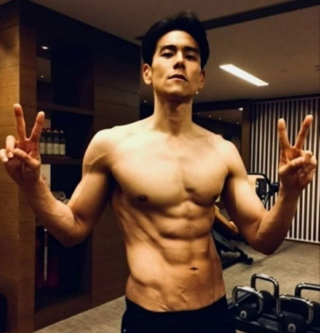 39岁彭于晏拍戏暴瘦,脸颊凹陷脊椎骨凸起超吓人,一身肌肉打水漂