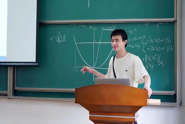 数学天才韦神1人战败6名博士，到底是真是假？官方回答惹众议