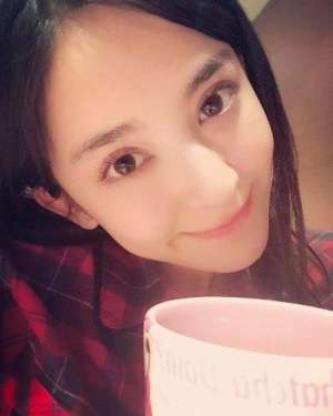 明星素颜照(女星豁出去的素颜照，赵丽颖一看就是没睡醒，杨颖皮肤乌黑照样秀)