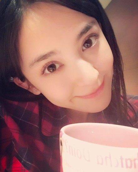 女星豁出去的素颜照,赵丽颖一看就是没睡醒,杨颖皮肤乌黑照样秀