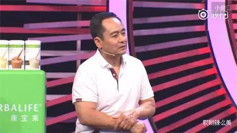 杨幂爸爸上综艺节目,和肌肉壮汉比拼扳手腕