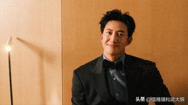 王阳一家三口逛街,高斯脸上皱纹明显,全职带娃状态不如老公年轻