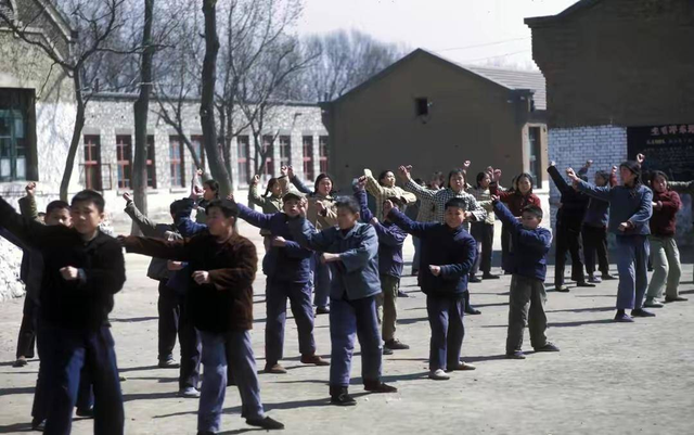 侵华日军残酷暴行，女子为活命脱下衣服让日本人拍摄，侮辱至死