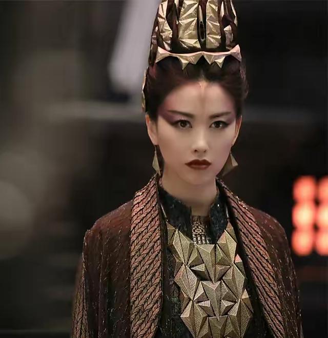 37岁朱珠开敞篷车晒美照,半拉衣袖露出香肩,手上鸽子蛋钻戒真抢眼