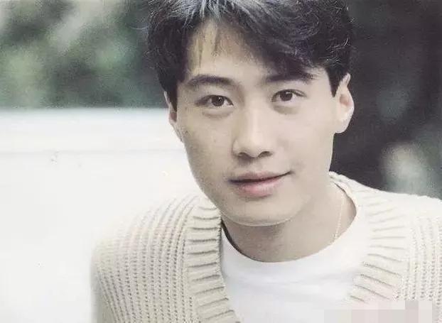 54岁黎明已低调再婚？妻子阿Wing大秀钻戒，3岁爱女似爸爸翻版