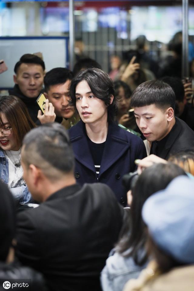 37岁李栋旭五官似雕刻仿佛吃了防腐剂，“薛功灿”长发造型显阴柔