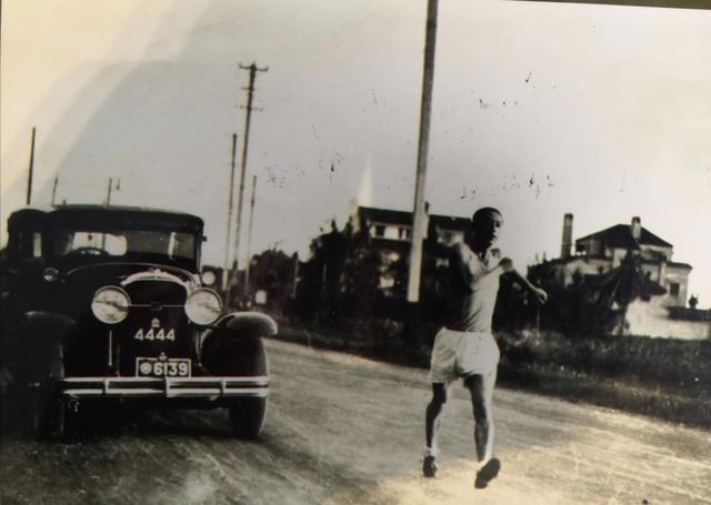 1936年的柏林奥运会上，中国的 “神行太保”与天才运动员欧文斯结为好友