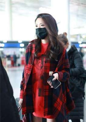 安宇轩(安以轩单独出行，穿一身红色依然有“阔太范”，看上去瘦了不少)