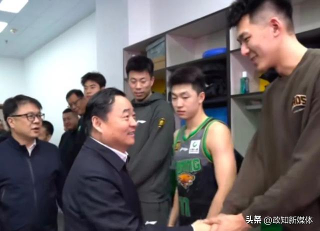 “向大家拜个早年”！春节前，省委书记赴现场看比赛