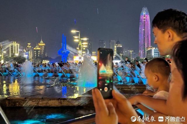 端午假期最后一晚,游客泉城广场观赏喷泉休闲纳凉