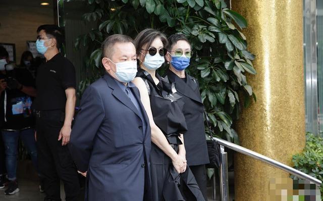 美人迟暮!65岁林青霞现身赌王葬礼,皮肤松弛又生白发,尽显老态