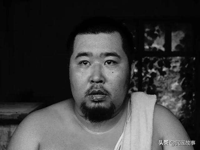 他曾是火遍全国的知名歌手，因犯错被遗忘，让人唏嘘