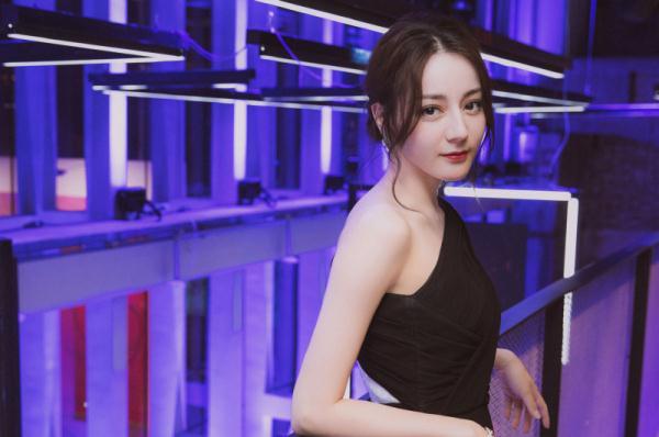 迪丽热巴拍《日月》完全倒立两天，窦骁还原“烤乳猪”场景太妖娆