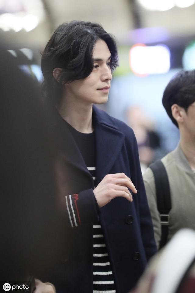 37岁李栋旭五官似雕刻仿佛吃了防腐剂，“薛功灿”长发造型显阴柔