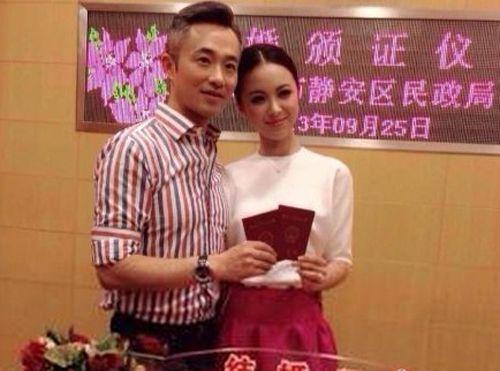 48岁程雷因患疾病，满头白发，和小18岁娇妻合照像“父女”