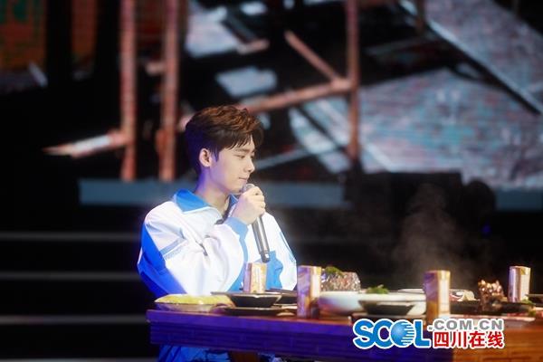 李易峰生日会变欢乐爆料现场 和老同学吃火锅“摆龙门阵”