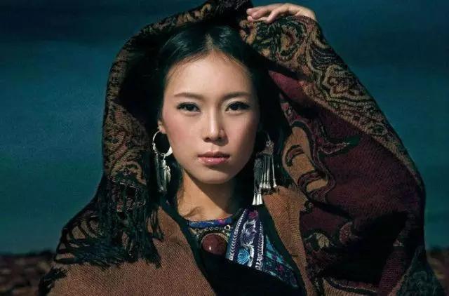 她是《爱是你我》里的女声、曾在刀郎家住10年,云朵这些年去哪了
