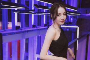 热巴整过容吗(迪丽热巴拍《日月》完全倒立两天,窦骁还原“烤乳猪”场景太妖娆)