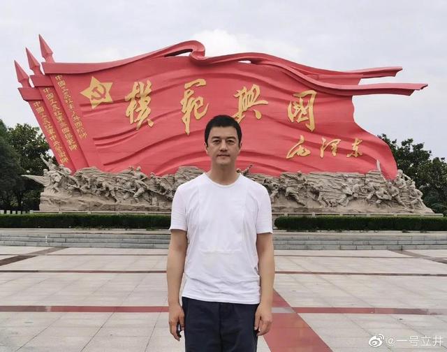 李亚鹏出事了！在街头大秀恩爱的女友，知道他欠债4000万吗？