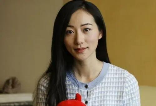 出生名门,嫁大18岁的富豪,出道20多年,韩雪如果不装,早就红了