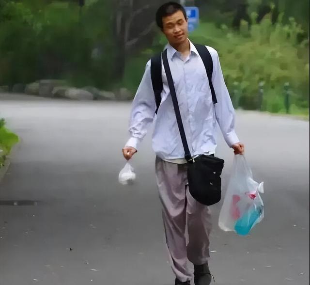 数学天才韦神1人战败6名博士，到底是真是假？官方回答惹众议