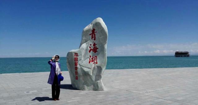 两个中国“神仙奶奶”穿旗袍游巴黎,意外走红网络:老了,也要优雅成一道风景线