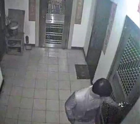 气愤!柳州一男子为好友守灵,居然做出这种不齿行为!