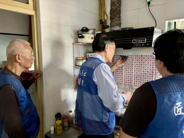 根本坐不住!这群“闲不住”的老邻居志愿服务邻里近十年……