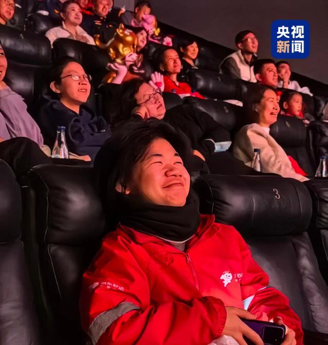 除夕夜,电影院看春晚是怎样的体验?