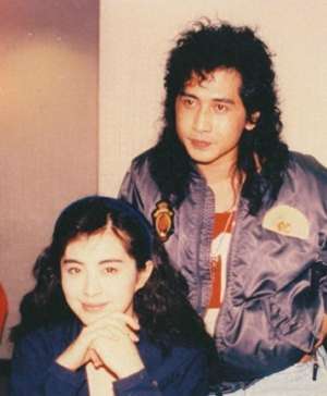 王祖贤老公(齐秦与王祖贤分手20年：他做幸福的四川女婿，她是孤独的女人花)