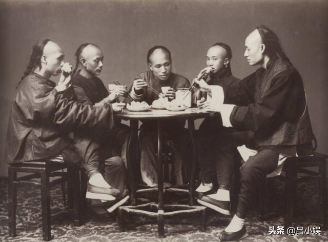 罕见照片：日本女人竟如此开放大胆，女学生脱光衣服全身赤裸上课