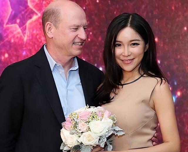 2016年,NBA美女主播周玲安与53岁美国富豪结婚,婚后屡屡传婚变