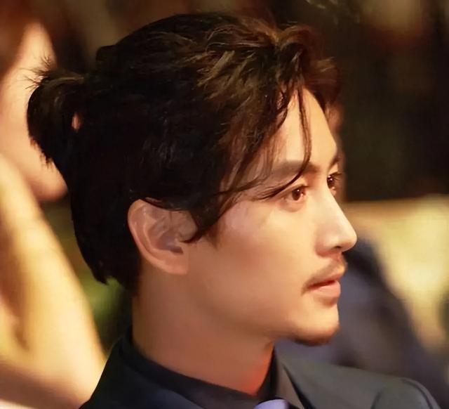 娱乐圈5个扎男”，别人留胡子邋遢，他们满脸胡碴反而更有味道