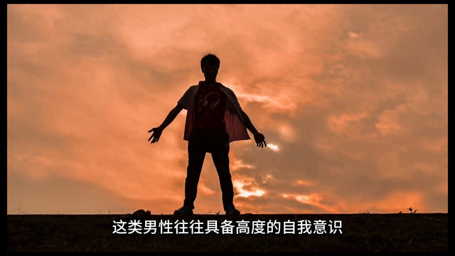 独自坐在月光下的海边，什么样的人最孤独