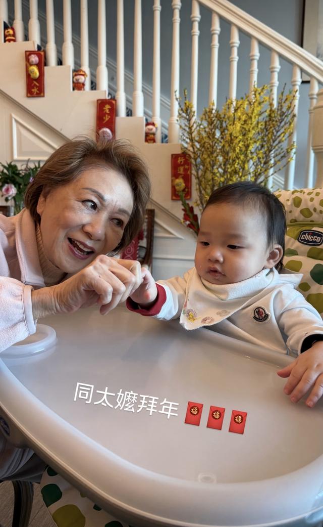 62岁何超琼到长辈家拜年,素颜出镜优雅大方,抱着干外孙一脸慈祥