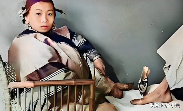 罕见照片：日本女人竟如此开放大胆，女学生脱光衣服全身赤裸上课